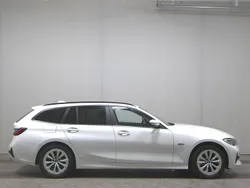 Alpinweiss iii Gebraucht 2022 BMW 330e Advantage Kombi | 23.380 € (Superpreis)