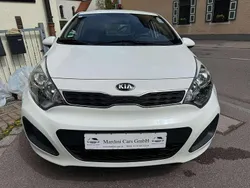 Schneeweiss Gebraucht 2013 Kia Rio DREAM-TEAM Edition Kleinwagen | 5.100 € (Fairer Preis)