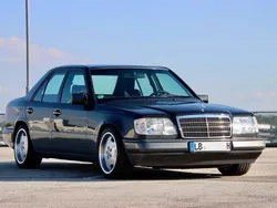 Grau Gebraucht 1993 Mercedes E200 Limousine | 13.900 €
