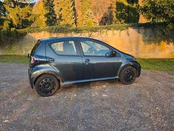 Grau Gebraucht 2009 Toyota Aygo Kleinwagen | 2.400 € (Fairer Preis)