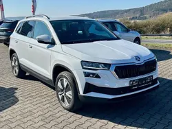 Weiß Gebraucht 2024 Skoda Karoq Selection SUV | 28.998 € (Fairer Preis)