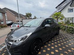 Grau Gebraucht 2016 Peugeot 208 Kleinwagen | 6.500 € (Etwas zu teuer)