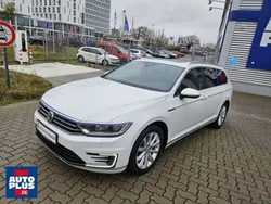 Oryxweiß perlmutteffekt Gebraucht 2018 VW Passat Kombi | 16.899 € (Teuer)