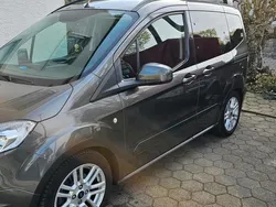 Grau Gebraucht 2018 Ford Tourneo Courier Titanium Van / Kleinbus | 8.999 € (Superpreis)