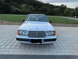 Weiß Gebraucht 1986 Mercedes E230 Limousine | 5.200 €