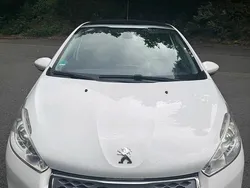 Weiß Gebraucht 2012 Peugeot 208 Kleinwagen | 6.400 €