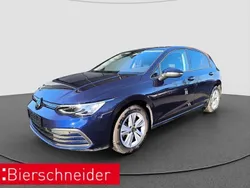 Blau Gebraucht 2024 VW Golf VIII Life Limousine | 25.990 € (Fairer Preis)