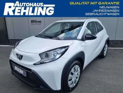 Schneeweiß Gebraucht 2024 Toyota Aygo Business Edition Kleinwagen | 15.520 € (Fairer Preis)