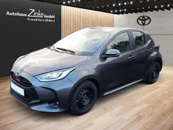 Grau Gebraucht 2023 Toyota Yaris Hybrid Team Limousine | 20.990 € (Fairer Preis)
