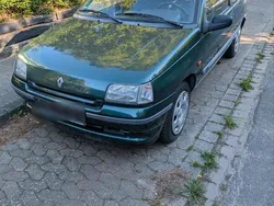Grün Gebraucht 1995 Renault Clio Kleinwagen | 1.250 €