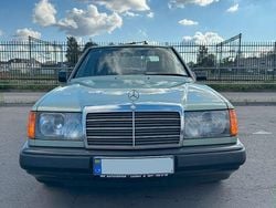 Grün Gebraucht 1987 Mercedes 260 Limousine | 11.500 €
