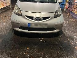 Silber Gebraucht 2006 Toyota Aygo Kleinwagen | 2.100 €