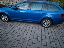 Blau Gebraucht 2018 Skoda Octavia Ambition Kombi | 12.000 € (Guter Preis)