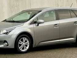 Silber Gebraucht 2012 Toyota Avensis Life Kombi | 6.425 € (Fairer Preis)