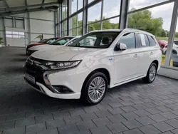 Weiss Gebraucht 2020 Mitsubishi Outlander P-HEV Spirit Limousine | 22.990 € (Fairer Preis)
