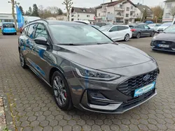 Grau Gebraucht 2023 Ford Focus ST-Line X Limousine | 26.990 € (Etwas zu teuer)