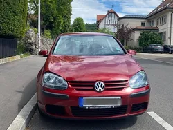 Rot Gebraucht 2004 VW Golf V Kleinwagen | 2.500 €