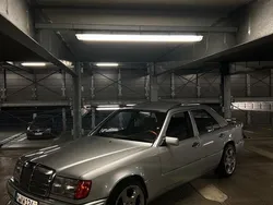 Silber Gebraucht 1992 Mercedes E200 Limousine | 11.500 €