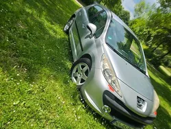 Silber Gebraucht 2009 Peugeot 207 Kleinwagen | 2.500 € (Fairer Preis)