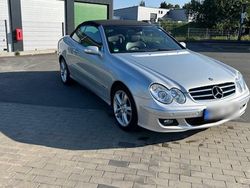 Silber Gebraucht 2007 Mercedes 200 Cabrio | 15.000 €