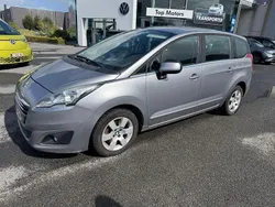 Grau Gebraucht 2015 Peugeot 5008 Active Van / Kleinbus | 5.550 € (Fairer Preis)