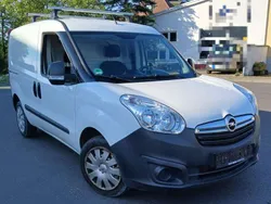 Weiß Gebraucht 2018 Opel Combo Selection Van / Kleinbus | 6.999 € (Fairer Preis)