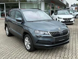 Quarzgrau metallic (metallic) Gebraucht 2021 Skoda Karoq SUV | 21.990 € (Superpreis)