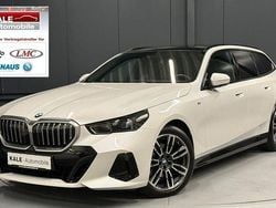 Mineralweiss metallic Gebraucht 2024 BMW 520 M Sport Kombi | 55.780 € (Fairer Preis)