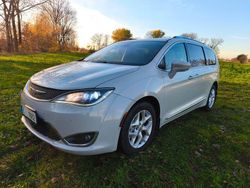 Weiß Gebraucht 2017 Chrysler Pacifica Touring Kombi | 13.800 €