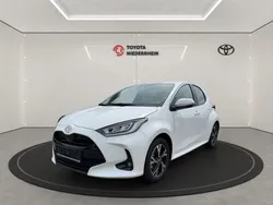 Weiß Gebraucht 2024 Toyota Yaris Hybrid Team Limousine | 22.880 € (Fairer Preis)