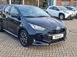 Mysticschwarz Gebraucht 2022 Toyota Yaris Hybrid Comfort Kleinwagen | 21.500 € (Etwas zu teuer)