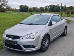 Silber Gebraucht 2007 Ford Focus Cabriolet Cabrio | 3.000 €
