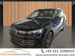 Schwarz deep black (metallic) Gebraucht 2024 VW Tiguan Elegance SUV | 36.980 € (Superpreis)