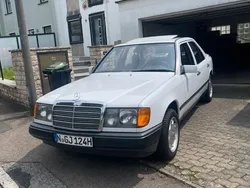Weiß Gebraucht 1987 Mercedes E200 Limousine | 9.000 €