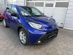 Blau (metallic) Gebraucht 2024 Toyota Aygo Active Kleinwagen | 16.500 € (Fairer Preis)