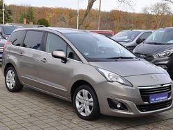 Grau Gebraucht 2016 Peugeot 5008 Active Van / Kleinbus | 10.990 € (Teuer)