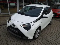 Schneeweiß Gebraucht 2021 Toyota Aygo X-play Kleinwagen | 9.990 € (Fairer Preis)