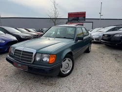 Grün Gebraucht 1988 Mercedes E300 Avantgarde Limousine | 5.850 €
