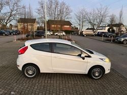 Weiß Gebraucht 2011 Ford Fiesta Coupé | 3.100 € (Guter Preis)