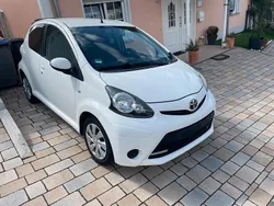 Weiß Gebraucht 2012 Toyota Aygo Kleinwagen | 5.900 € (Etwas zu teuer)
