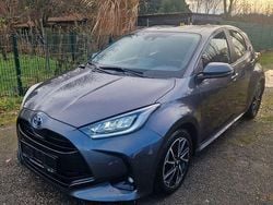 Grau Gebraucht 2022 Toyota Yaris Hybrid Limousine | 13.400 € (Guter Preis)