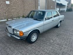 Silber Gebraucht 1982 Mercedes E230 Limousine | 9.500 €