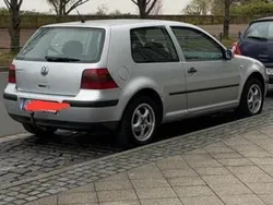 Grau Gebraucht 2001 VW Golf IV Kleinwagen | 900 € (Fairer Preis)