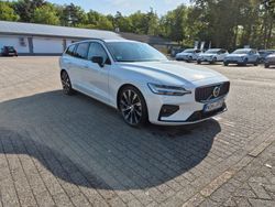 Crystal white pearl / metallic Gebraucht 2024 Volvo V60 Ultra Kombi | 47.900 €