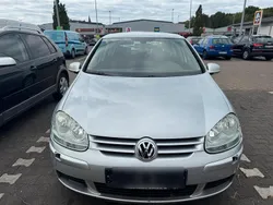 Silber Gebraucht 2005 VW Golf V Kleinwagen | 1.300 €