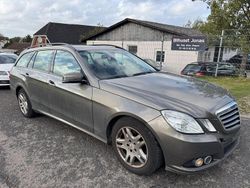Grau Gebraucht 2010 Mercedes E200 Limousine | 3.900 €
