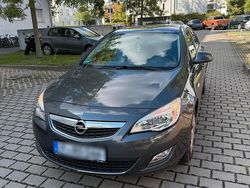 Grau Gebraucht 2011 Opel Astra Kleinwagen | 2.999 € (Fairer Preis)