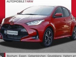 Rot Neu 2025 Toyota Yaris Hybrid Limousine | 28.989 € (Etwas zu teuer)