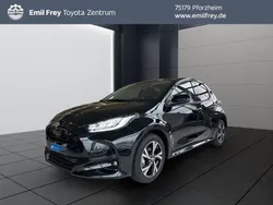 Mysticschwarz mica Neu 2025 Toyota Yaris Hybrid Comfort Limousine | 23.790 € (Guter Preis)