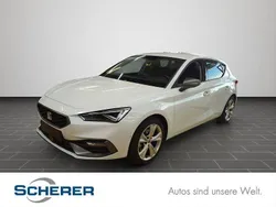 Weiß Gebraucht 2024 Seat Leon FR-Line Limousine | 25.950 € (Guter Preis)